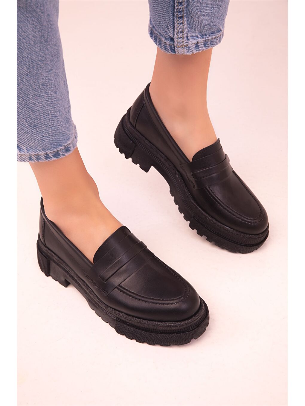 Siyah Deri Görünümlü Kalın Taban Kadın Klasik Ayakkabı-2