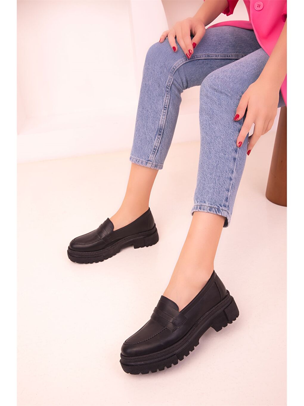 Siyah Deri Görünümlü Kalın Taban Kadın Klasik Ayakkabı-3