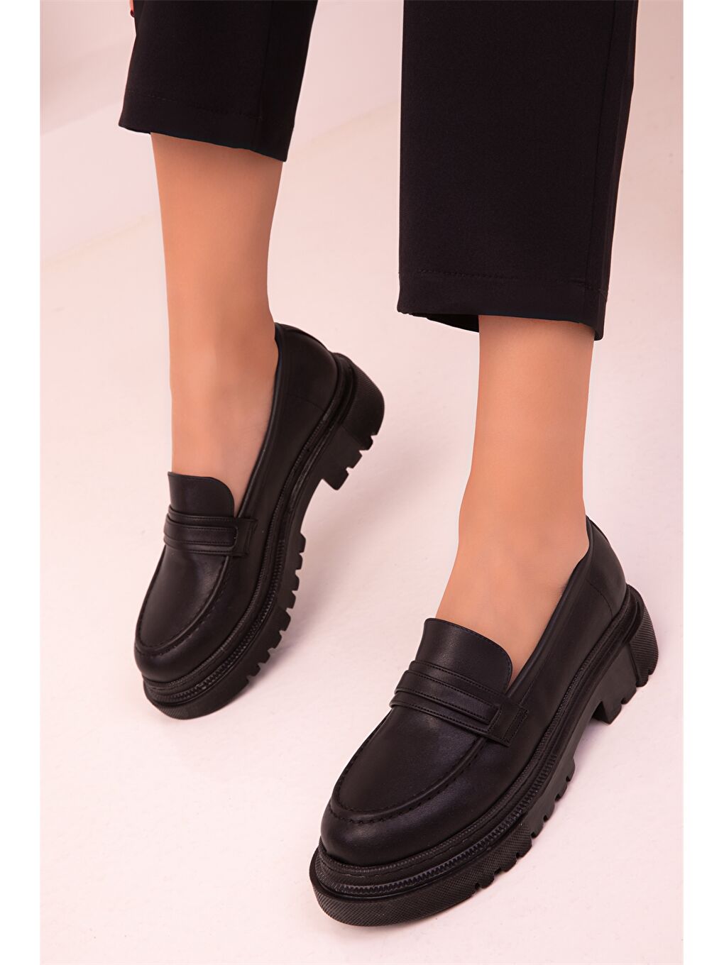 Siyah Deri Görünümlü Kalın Taban Kadın Klasik Ayakkabı