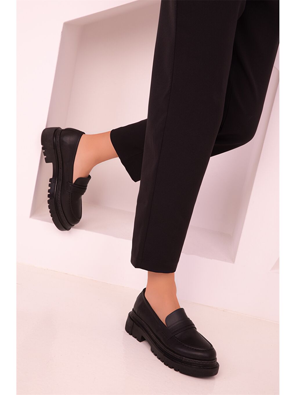 Siyah Deri Görünümlü Kalın Taban Kadın Klasik Ayakkabı-1