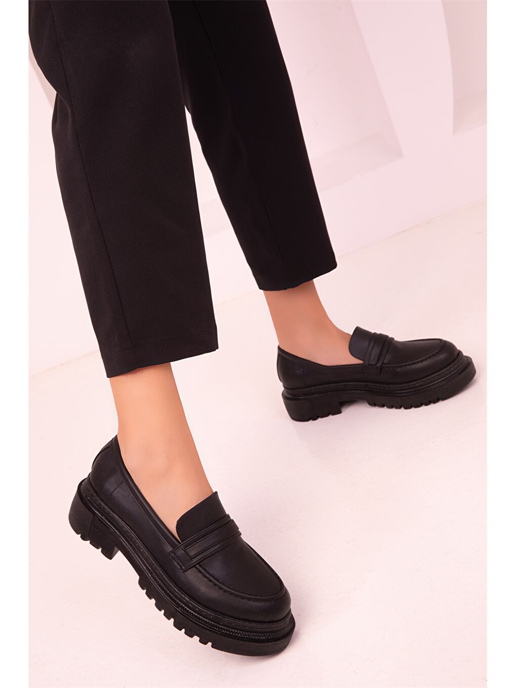 Siyah Deri Görünümlü Kalın Taban Kadın Klasik Ayakkabı-2