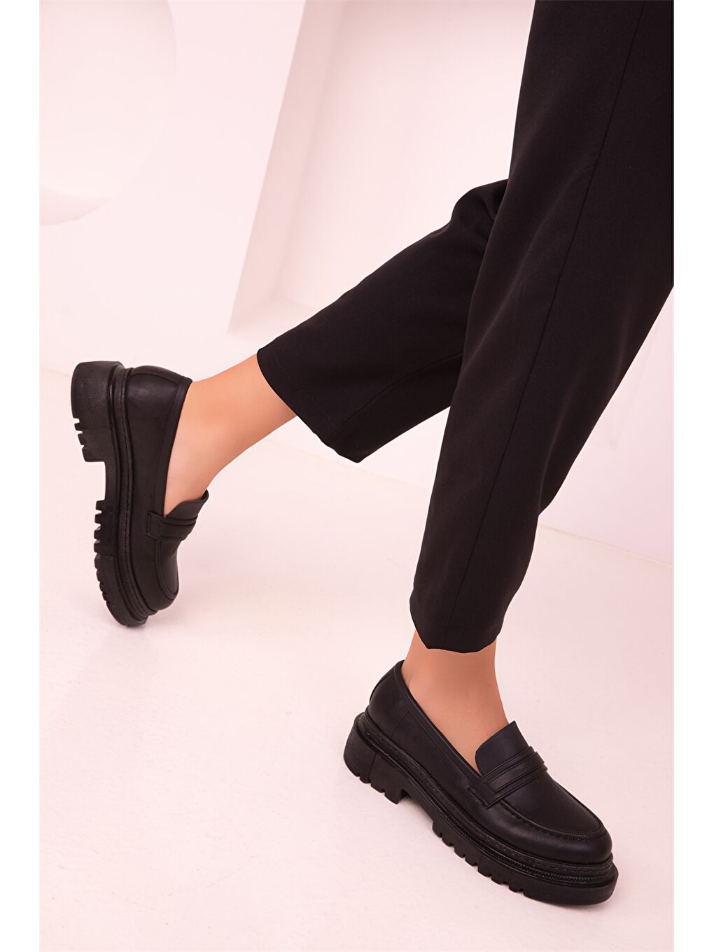 Siyah Deri Görünümlü Kalın Taban Kadın Klasik Ayakkabı-3