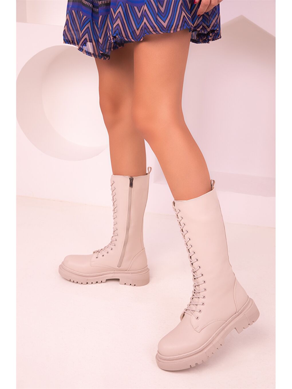 Bej Deri Görünümlü Fermuarlı Kadın Çizme-1