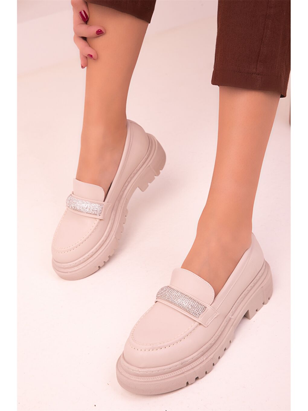 Bej Deri Görünümlü Aplike Detaylı Kadın Loafer Ayakkabı-1