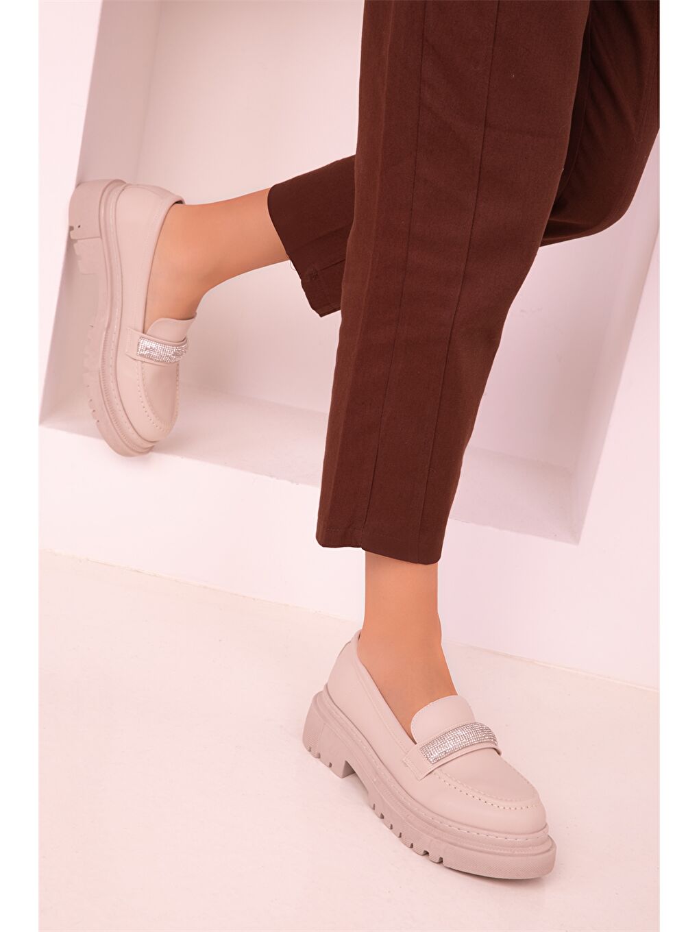 Bej Deri Görünümlü Aplike Detaylı Kadın Loafer Ayakkabı-2