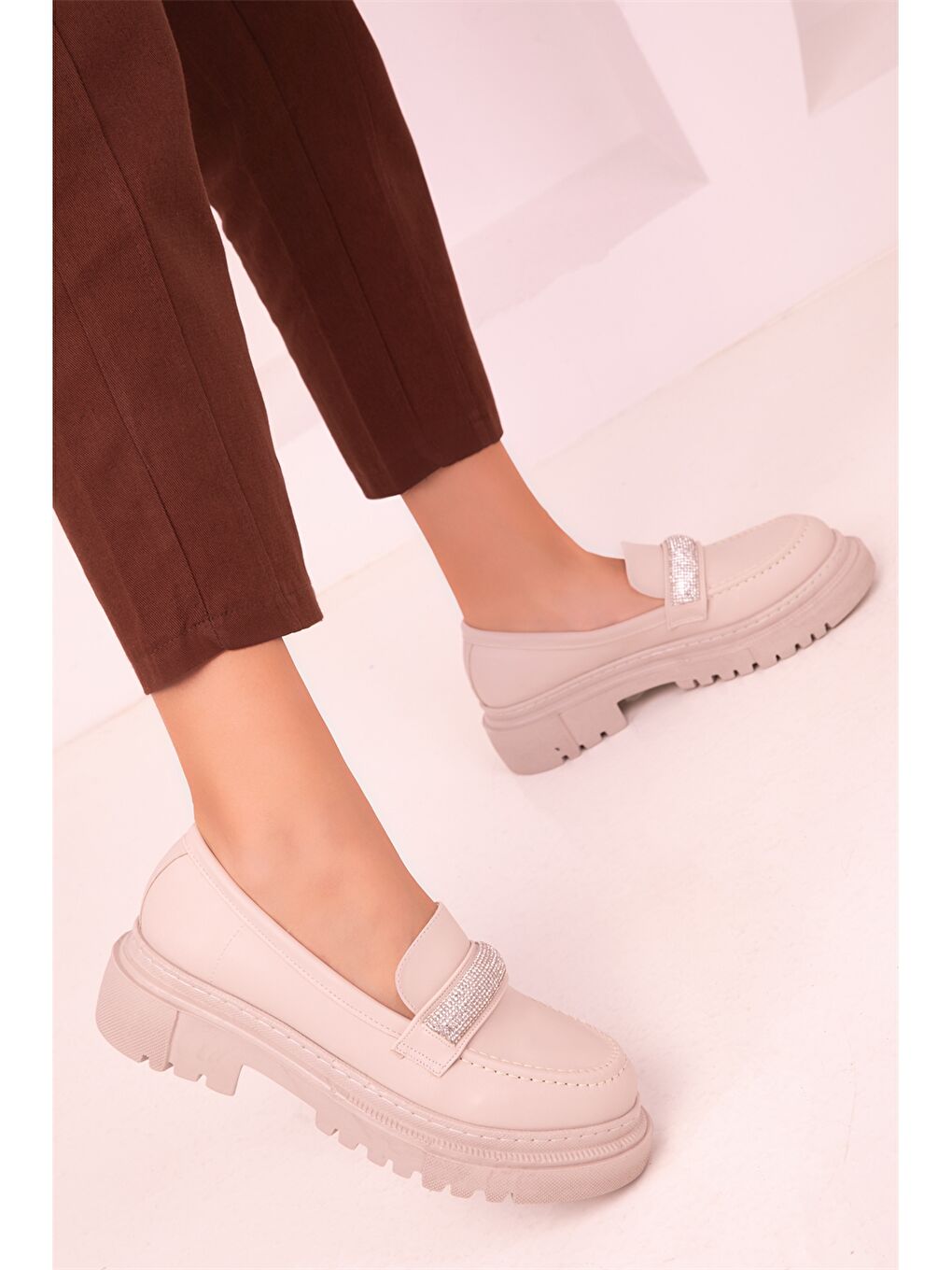 Bej Deri Görünümlü Aplike Detaylı Kadın Loafer Ayakkabı-3