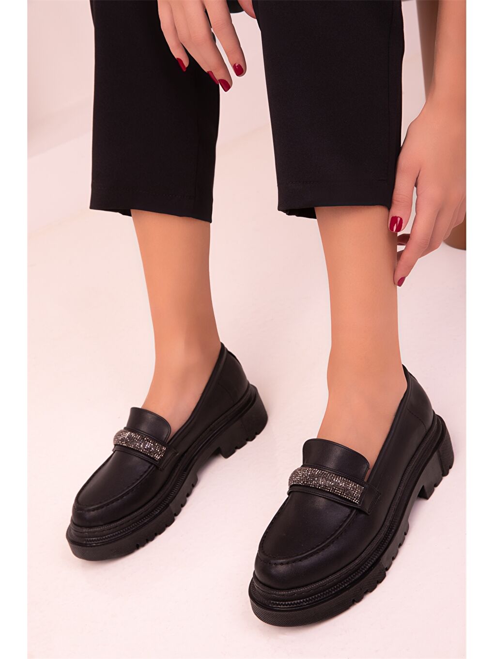 Siyah Deri Görünümlü Aplike Detaylı Kadın Loafer Ayakkabı-1