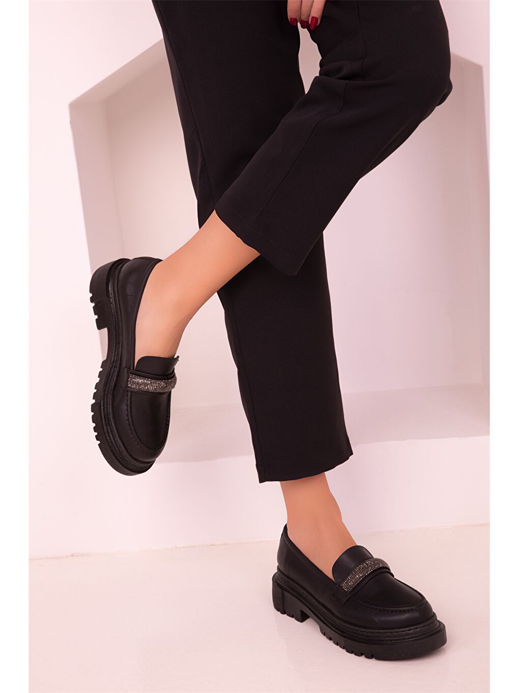 Siyah Deri Görünümlü Aplike Detaylı Kadın Loafer Ayakkabı-2