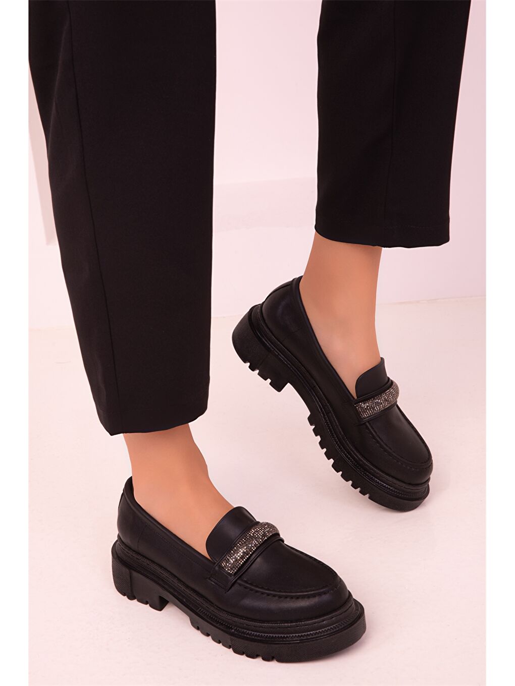 Siyah Deri Görünümlü Aplike Detaylı Kadın Loafer Ayakkabı-3