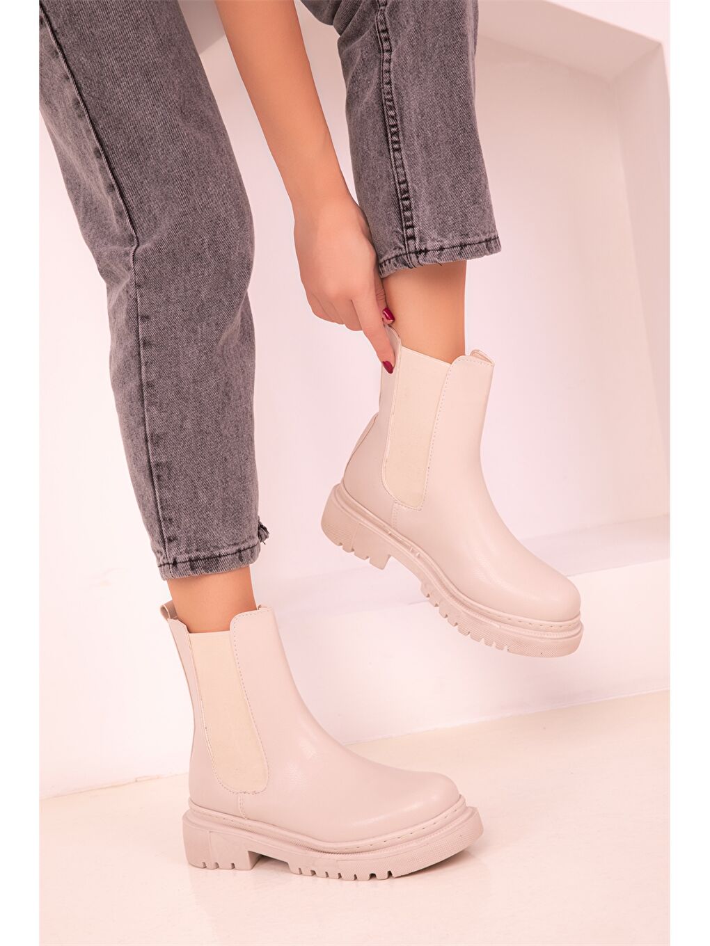 Bej Deri Görünümlü Bilek Boy Kadın Bot