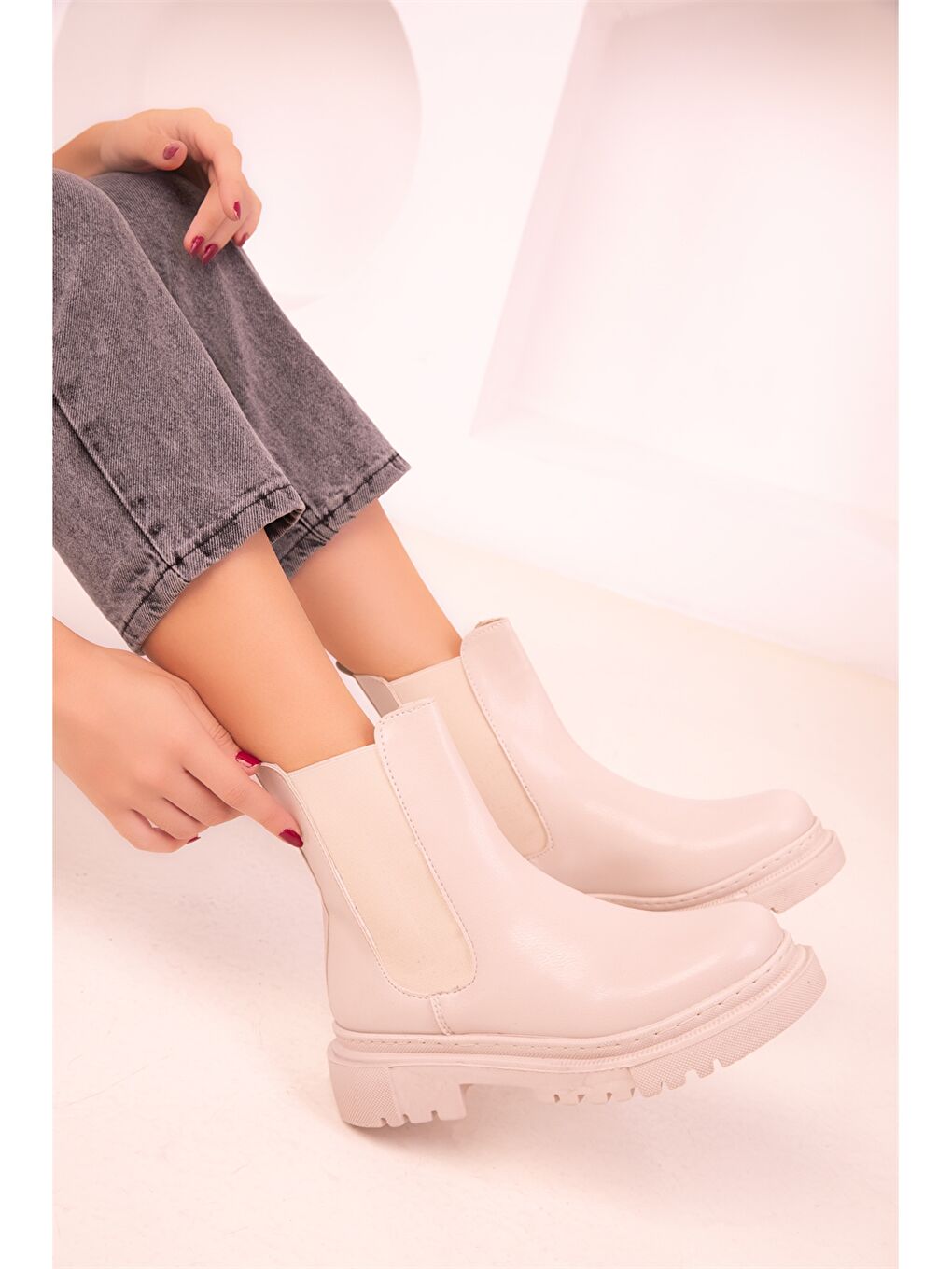 Bej Deri Görünümlü Bilek Boy Kadın Bot-1