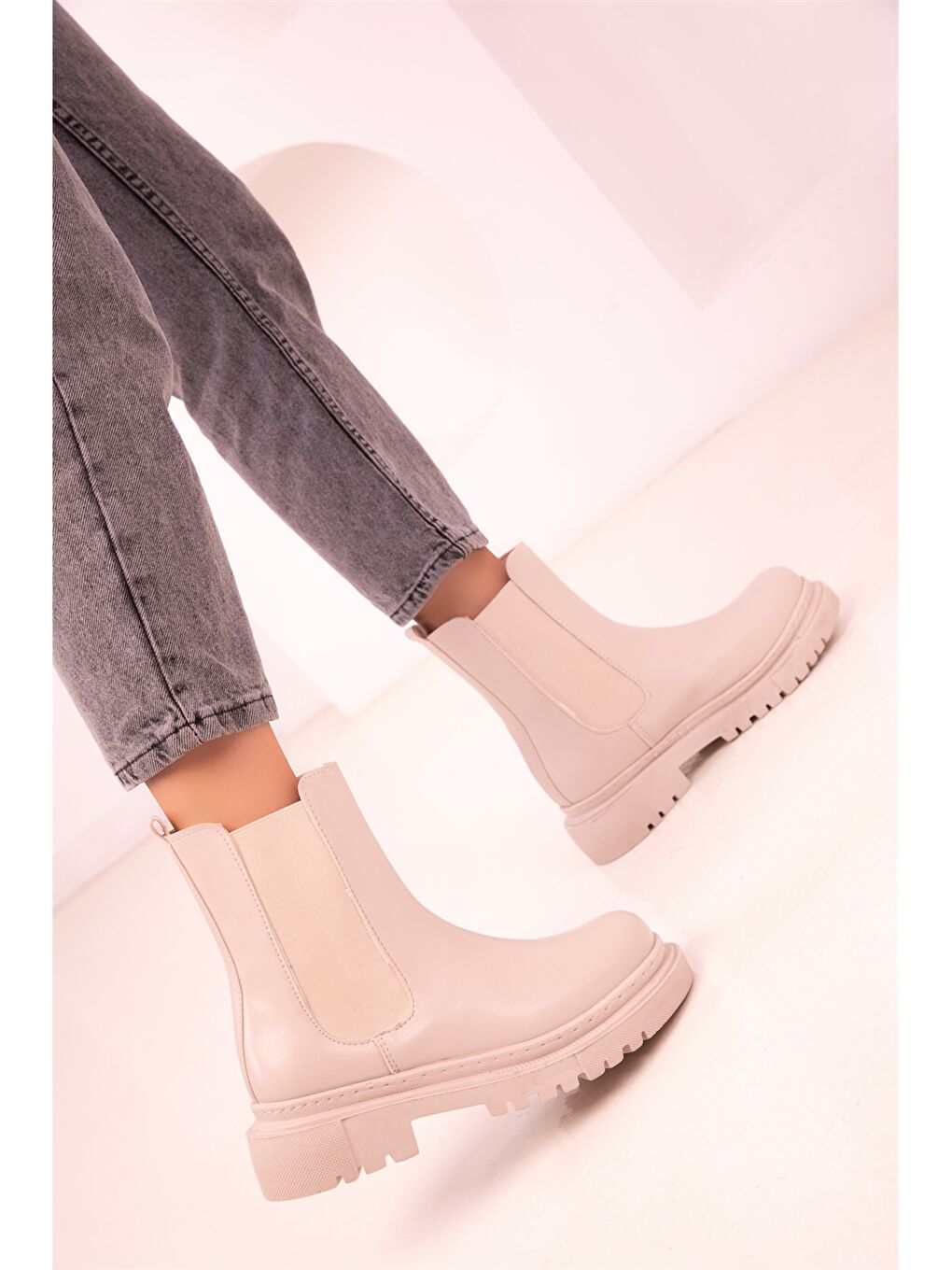 Bej Deri Görünümlü Bilek Boy Kadın Bot-2