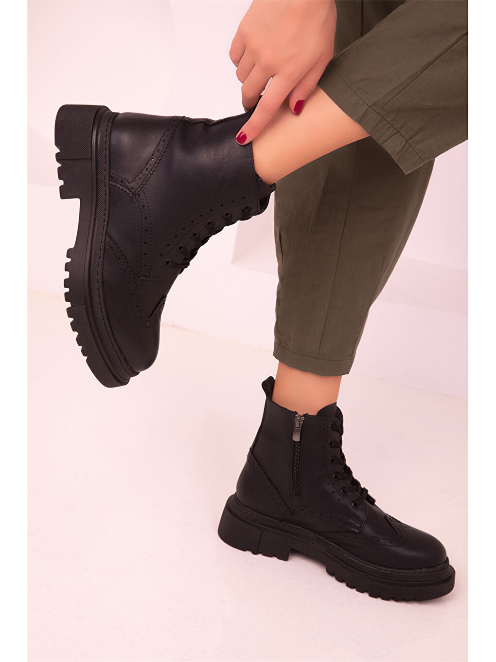 Siyah Süet Görünümlü Kalın Taban Kadın Bot