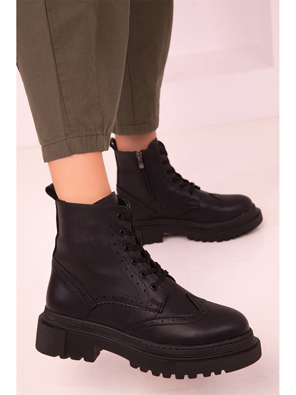 Siyah Süet Görünümlü Kalın Taban Kadın Bot-1