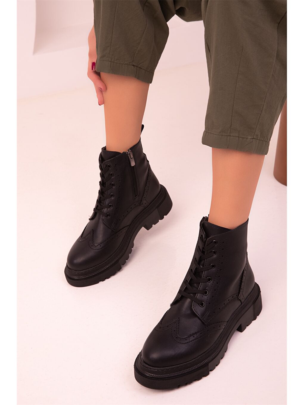 Siyah Süet Görünümlü Kalın Taban Kadın Bot-2