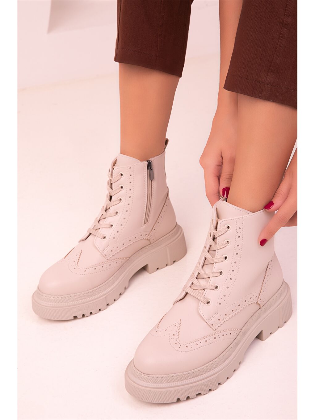 Bej Süet Görünümlü Kalın Taban Kadın Bot