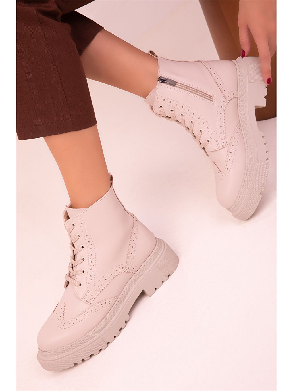 Bej Süet Görünümlü Kalın Taban Kadın Bot-1