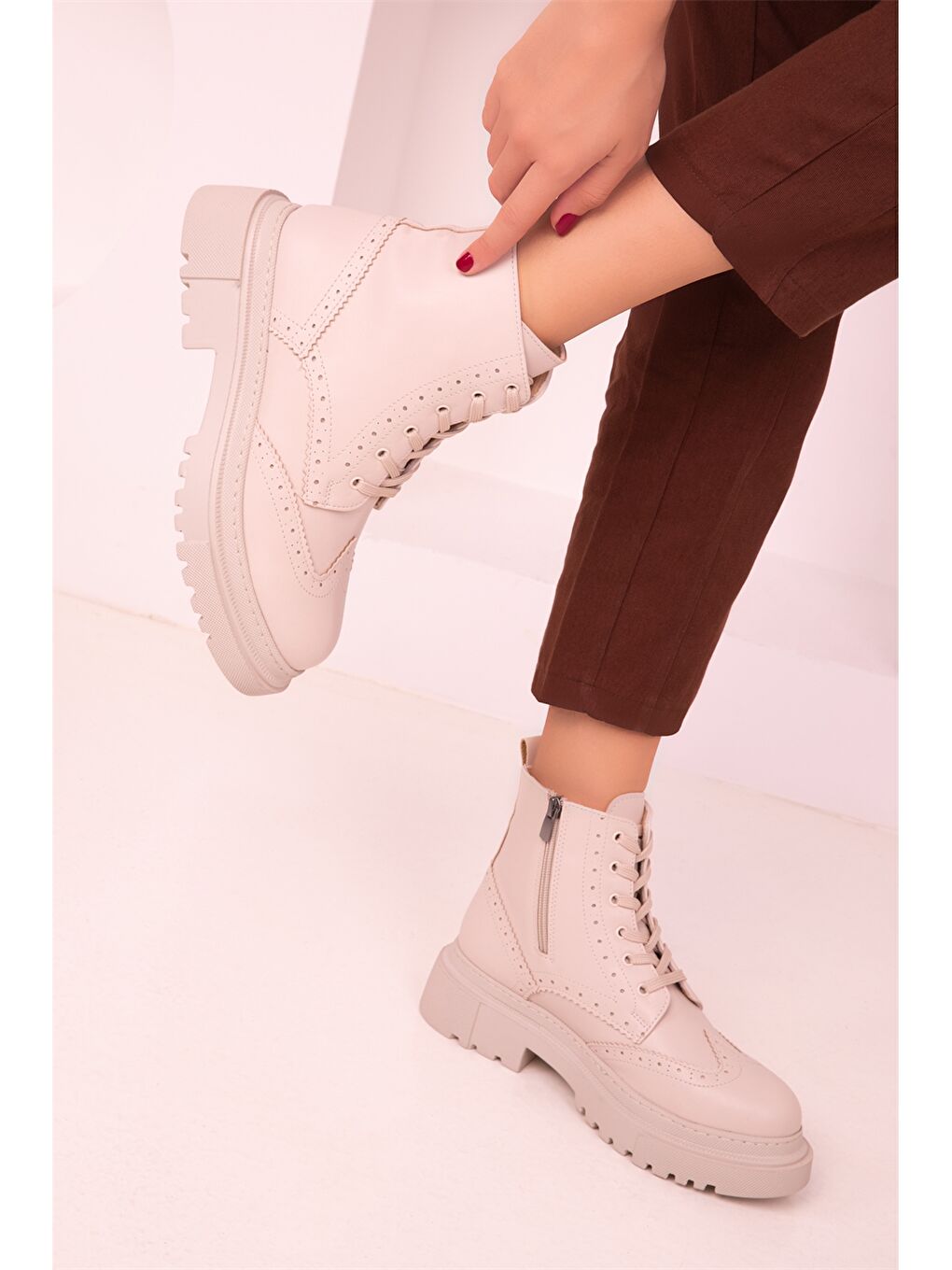 Bej Süet Görünümlü Kalın Taban Kadın Bot-2