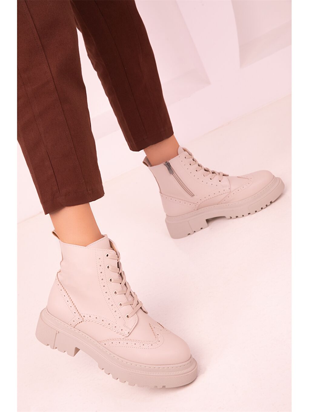 Bej Süet Görünümlü Kalın Taban Kadın Bot-3
