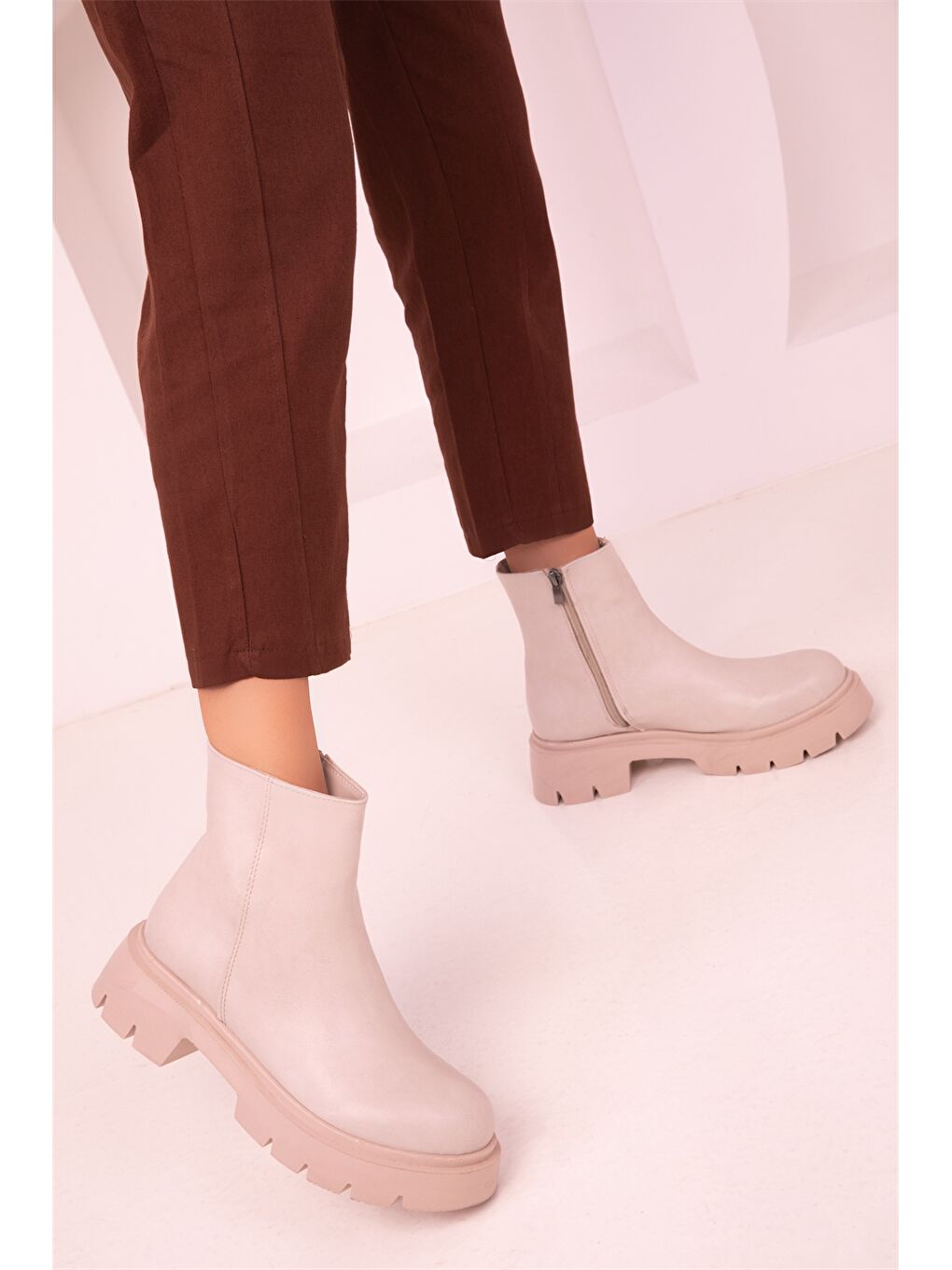 Bej Deri Görünümlü Bilek Boy Kadın Bot-1