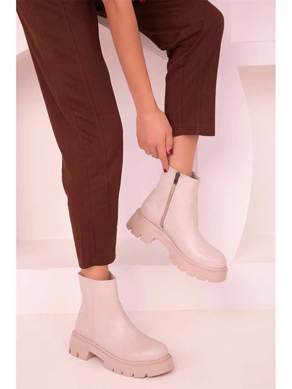 Bej Deri Görünümlü Bilek Boy Kadın Bot-2