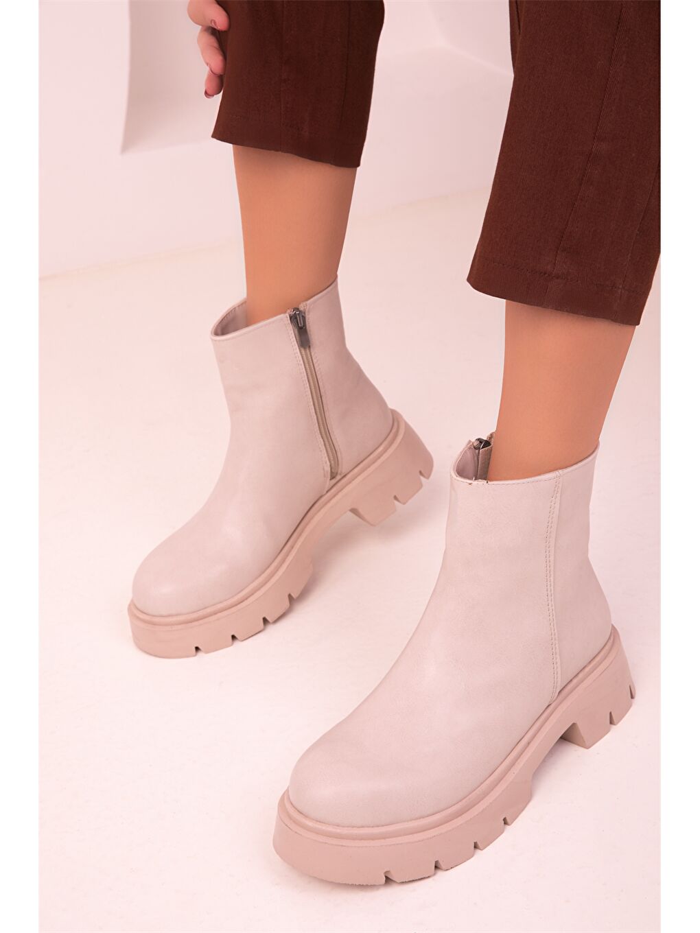 Bej Deri Görünümlü Bilek Boy Kadın Bot-3