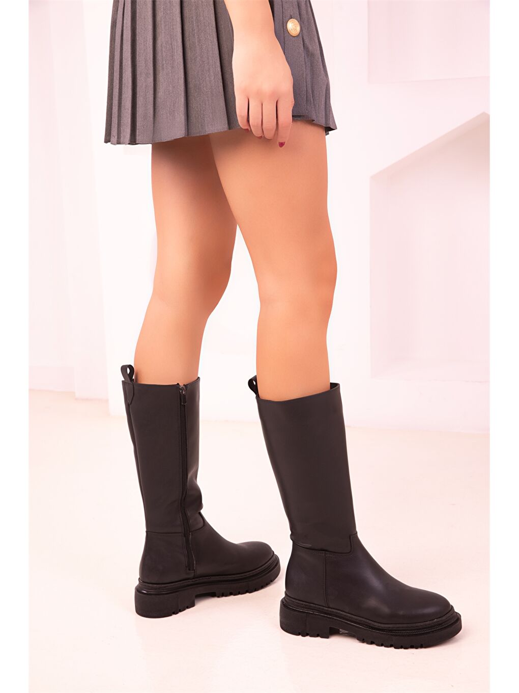 Siyah Deri Görünümlü Fermuarlı Kadın Çizme-2