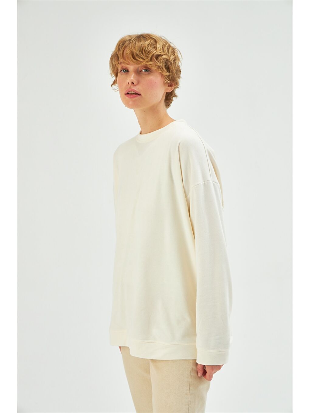 Muni Muni Beyaz Bisiklet Yaka Düz Uzun Kollu Kadın Sweatshirt - 2