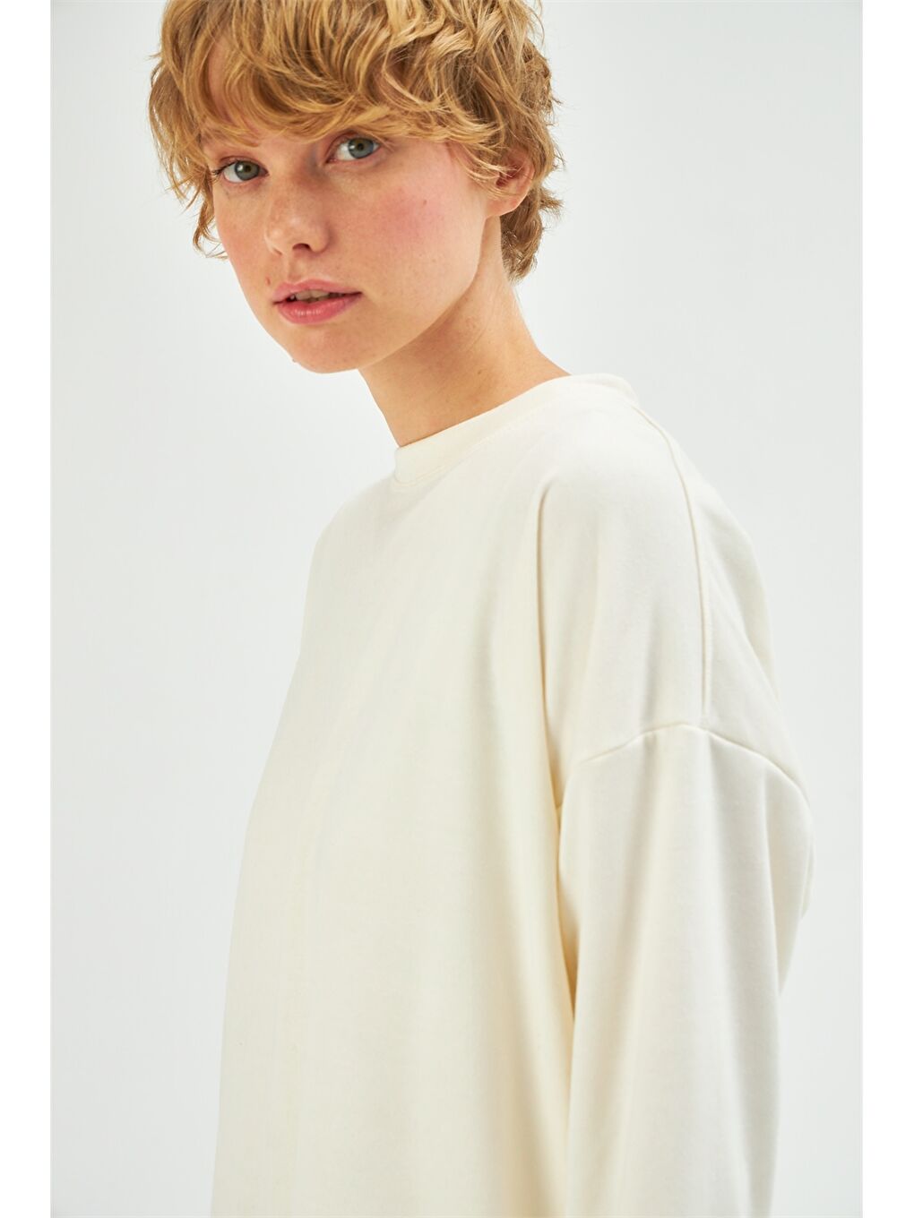 Muni Muni Beyaz Bisiklet Yaka Düz Uzun Kollu Kadın Sweatshirt - 3