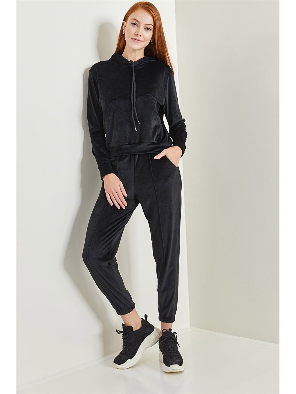 Siyah Kapüşonlu Düz Uzun Kollu Kadife Kadın Eşofman Takımı