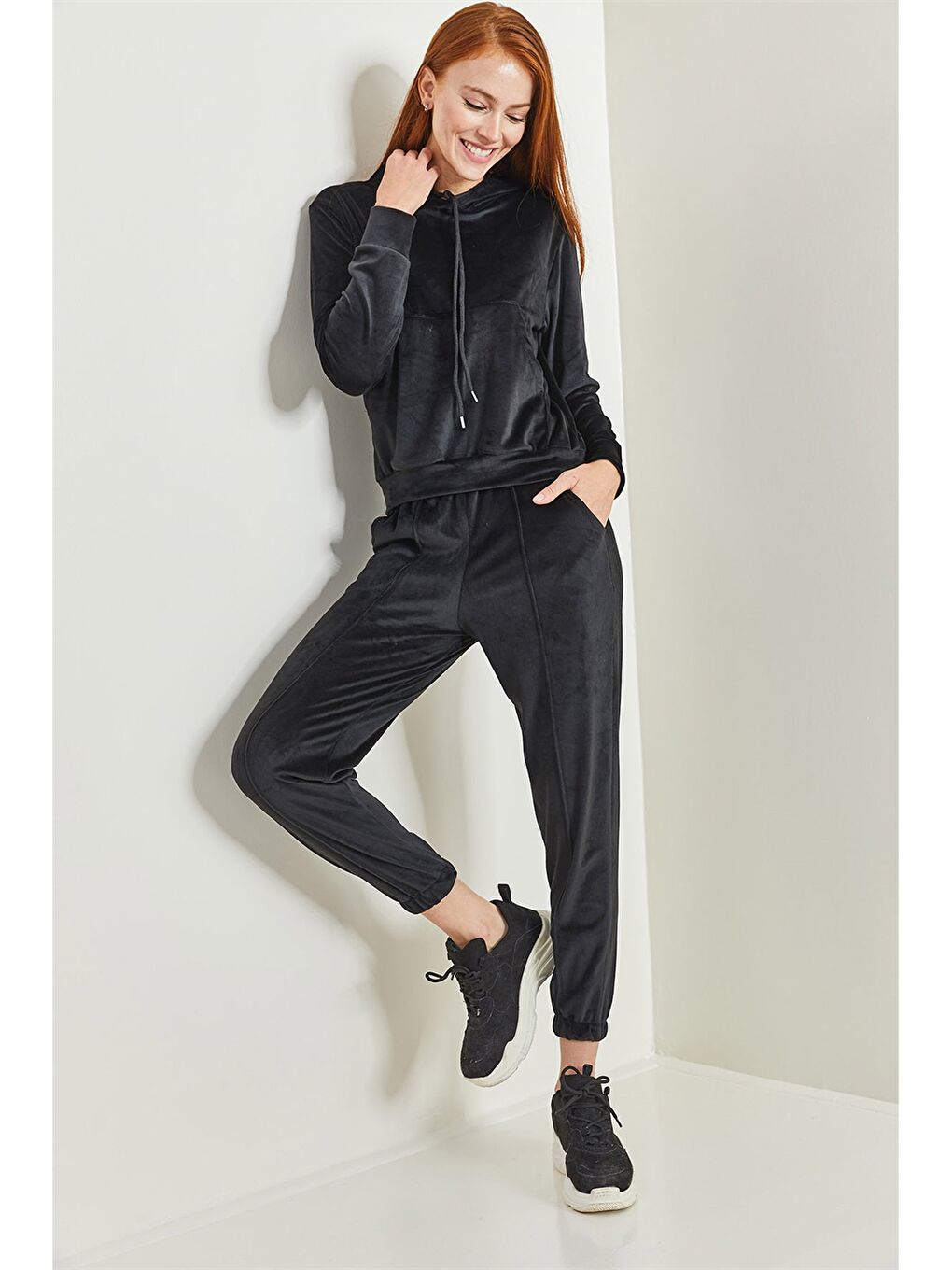 Siyah Kapüşonlu Düz Uzun Kollu Kadife Kadın Eşofman Takımı-1