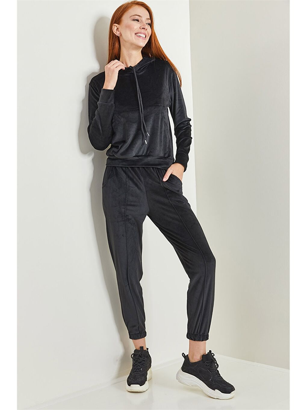 Siyah Kapüşonlu Düz Uzun Kollu Kadife Kadın Eşofman Takımı-2