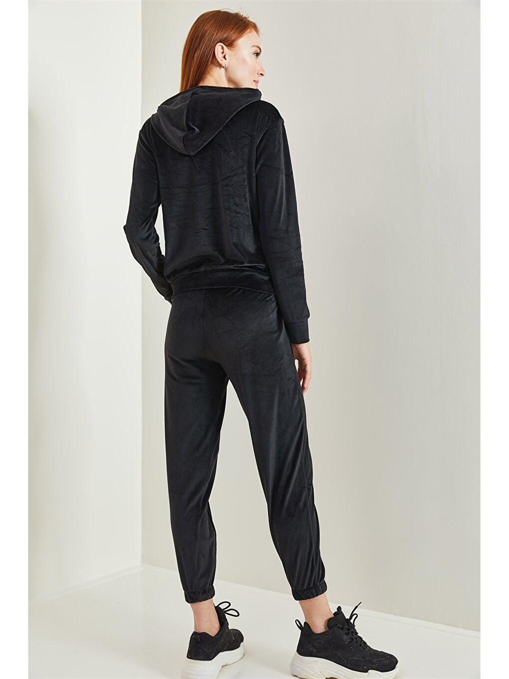 Siyah Kapüşonlu Düz Uzun Kollu Kadife Kadın Eşofman Takımı-3