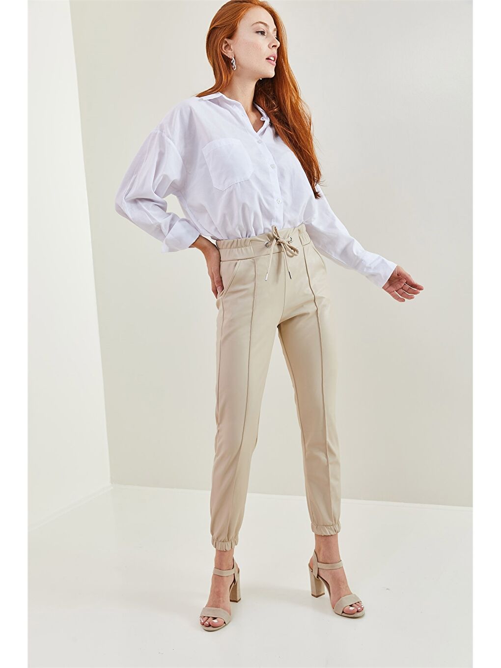 Bej Standart Fit Düz Deri Görünümlü Kadın Jogger Pantolon-1