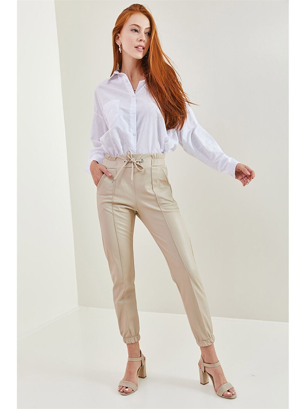 Bej Standart Fit Düz Deri Görünümlü Kadın Jogger Pantolon-3