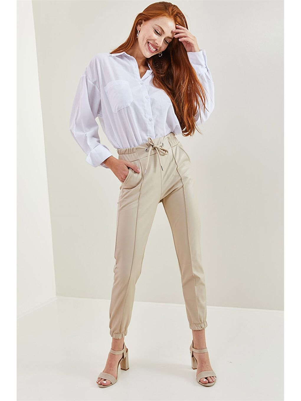 Bej Standart Fit Düz Deri Görünümlü Kadın Jogger Pantolon-4