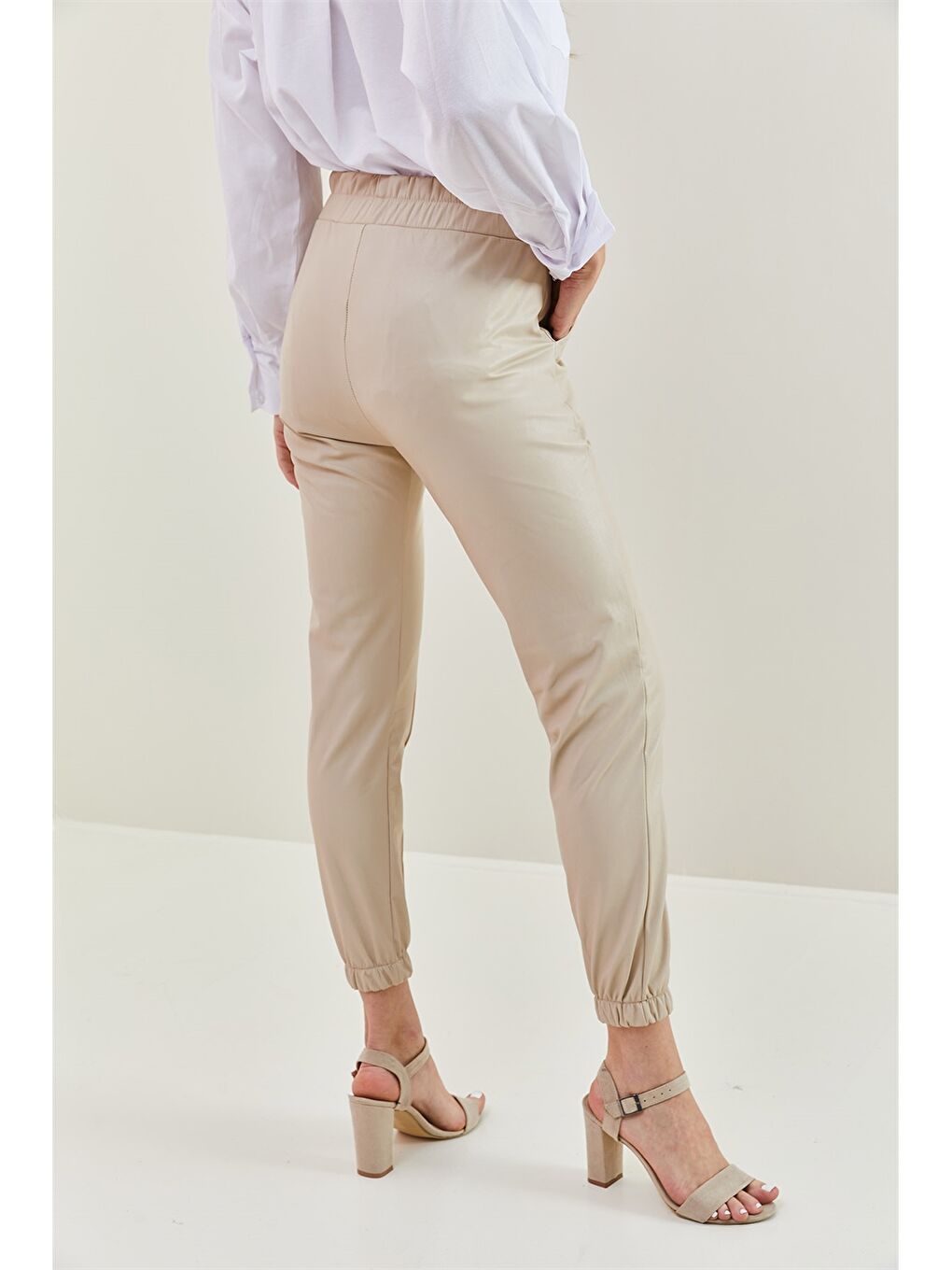 Bej Standart Fit Düz Deri Görünümlü Kadın Jogger Pantolon-5