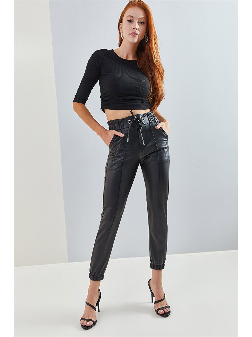 Siyah Standart Fit Düz Deri Görünümlü Kadın Jogger Pantolon