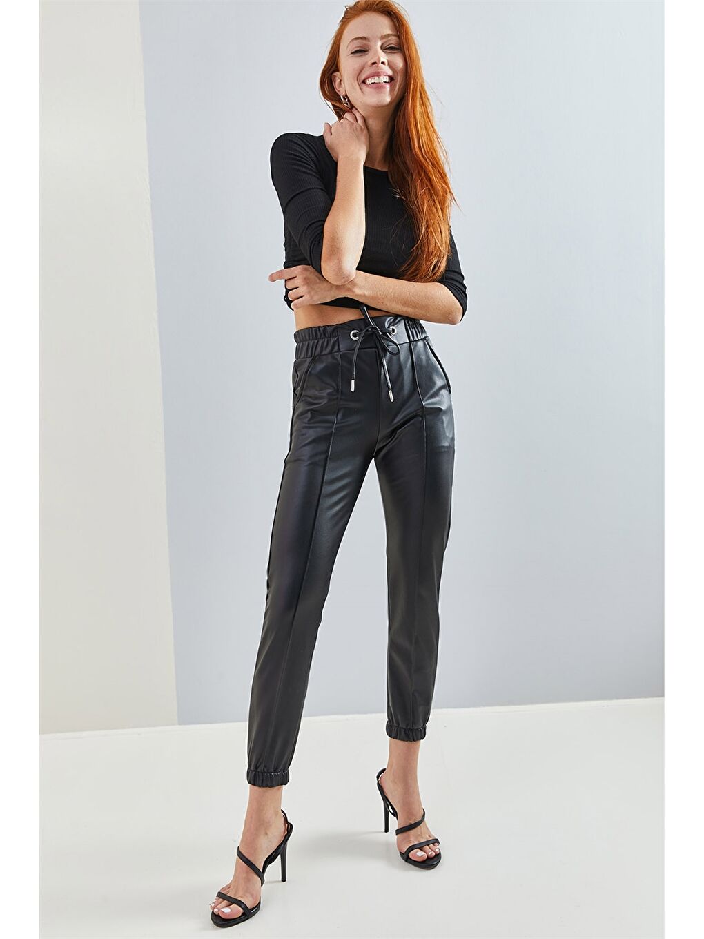 Siyah Standart Fit Düz Deri Görünümlü Kadın Jogger Pantolon-1
