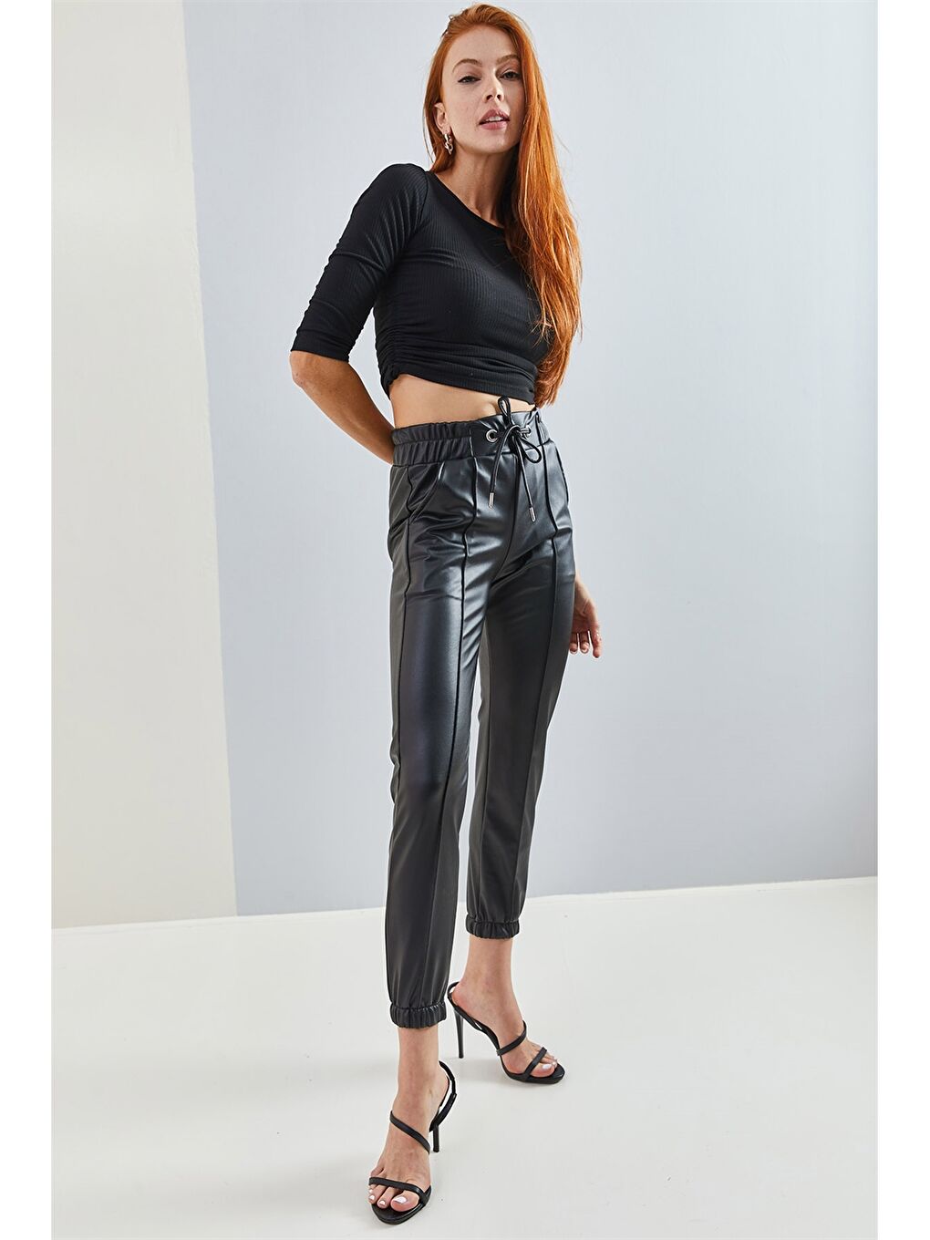 Siyah Standart Fit Düz Deri Görünümlü Kadın Jogger Pantolon-2