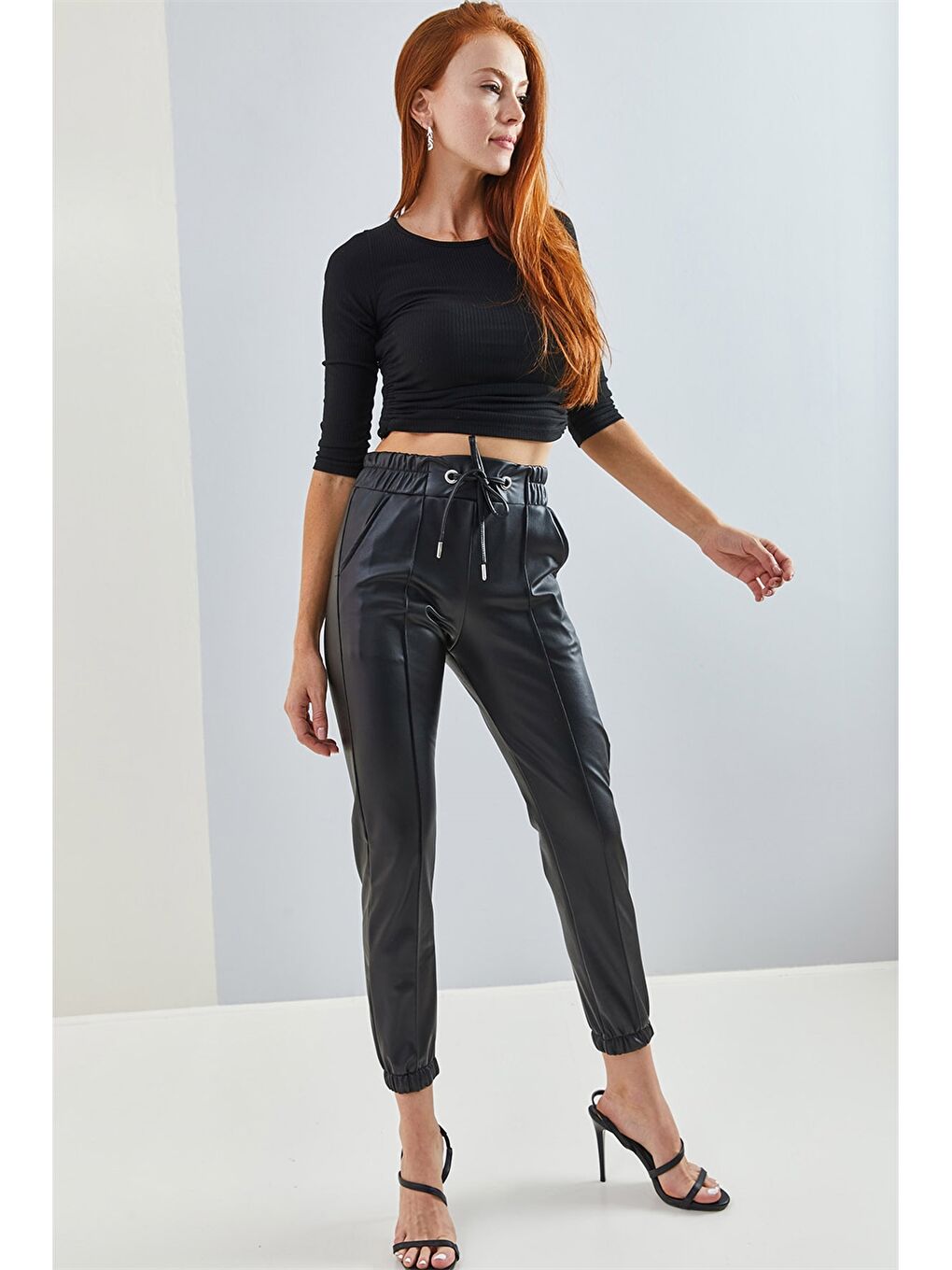 Siyah Standart Fit Düz Deri Görünümlü Kadın Jogger Pantolon-3