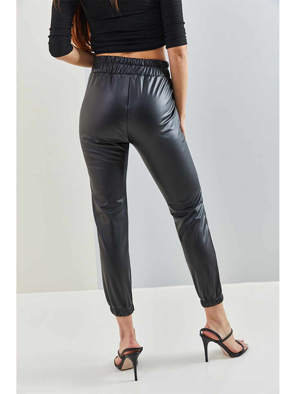 Siyah Standart Fit Düz Deri Görünümlü Kadın Jogger Pantolon-4
