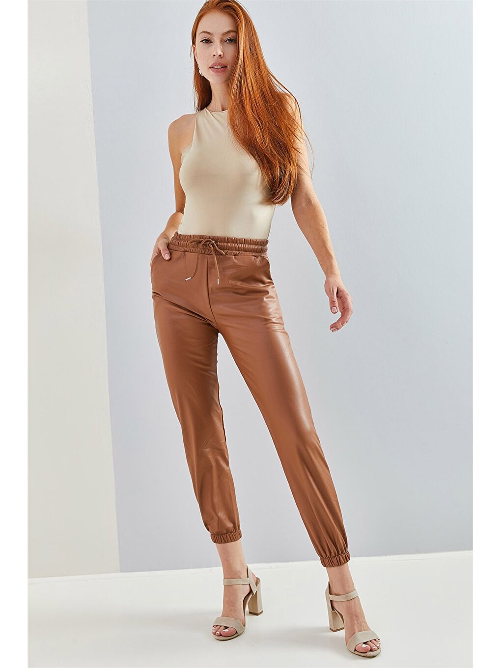 Ekru Standart Fit Düz Deri Görünümlü Kadın Jogger Pantolon