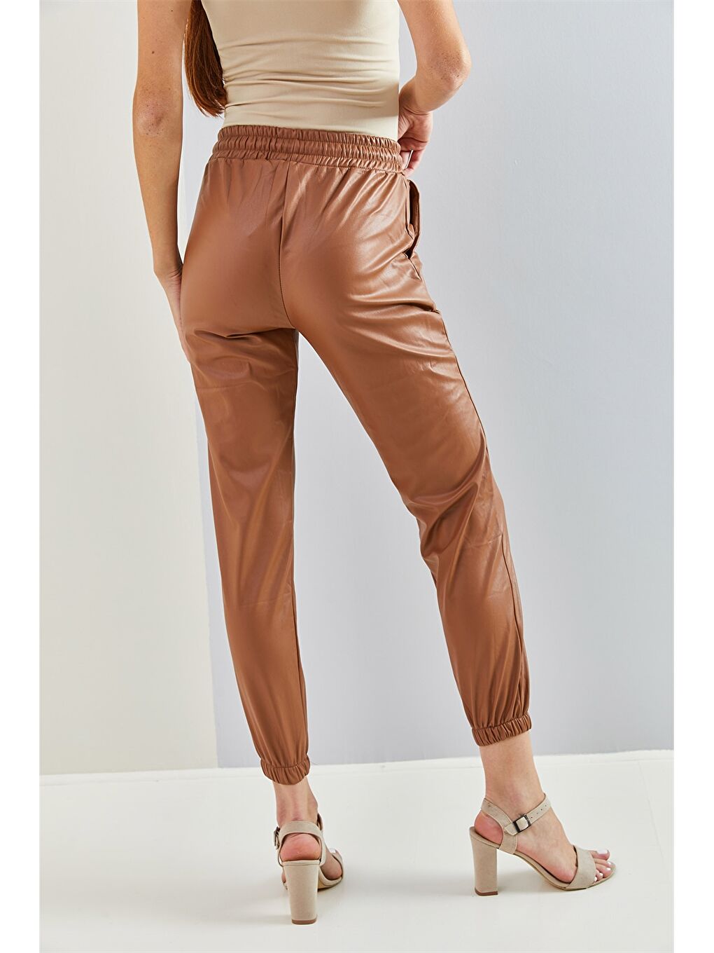 Ekru Standart Fit Düz Deri Görünümlü Kadın Jogger Pantolon-1