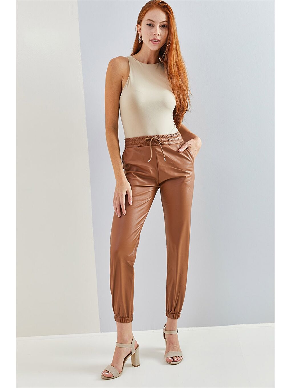 Ekru Standart Fit Düz Deri Görünümlü Kadın Jogger Pantolon-2