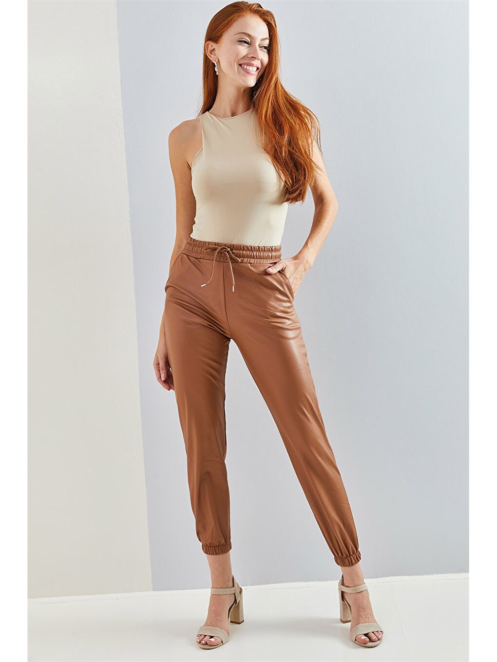 Ekru Standart Fit Düz Deri Görünümlü Kadın Jogger Pantolon-3