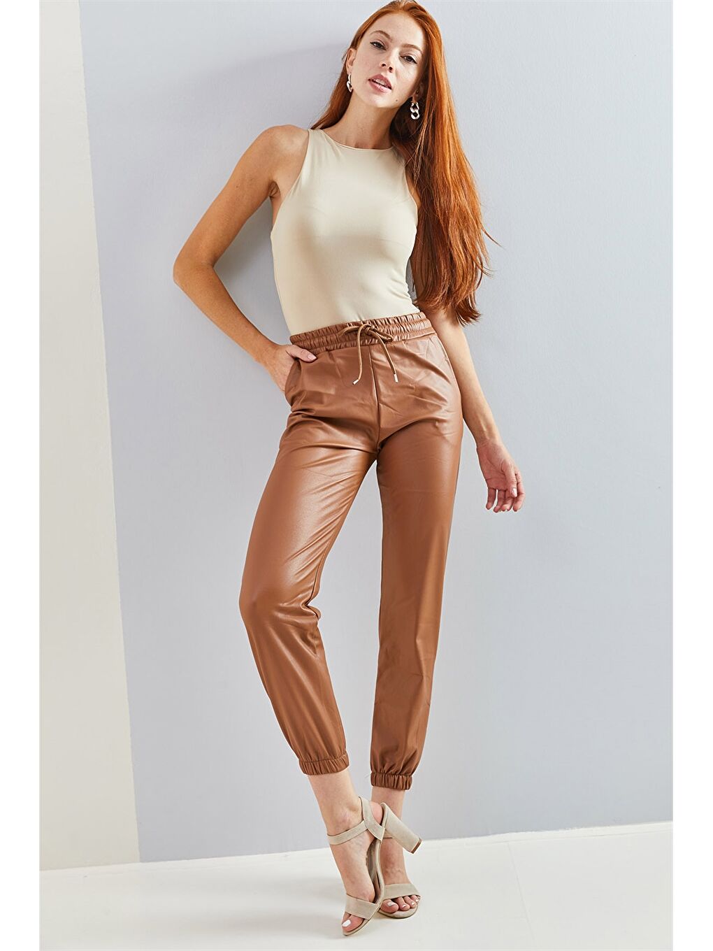 Ekru Standart Fit Düz Deri Görünümlü Kadın Jogger Pantolon-5