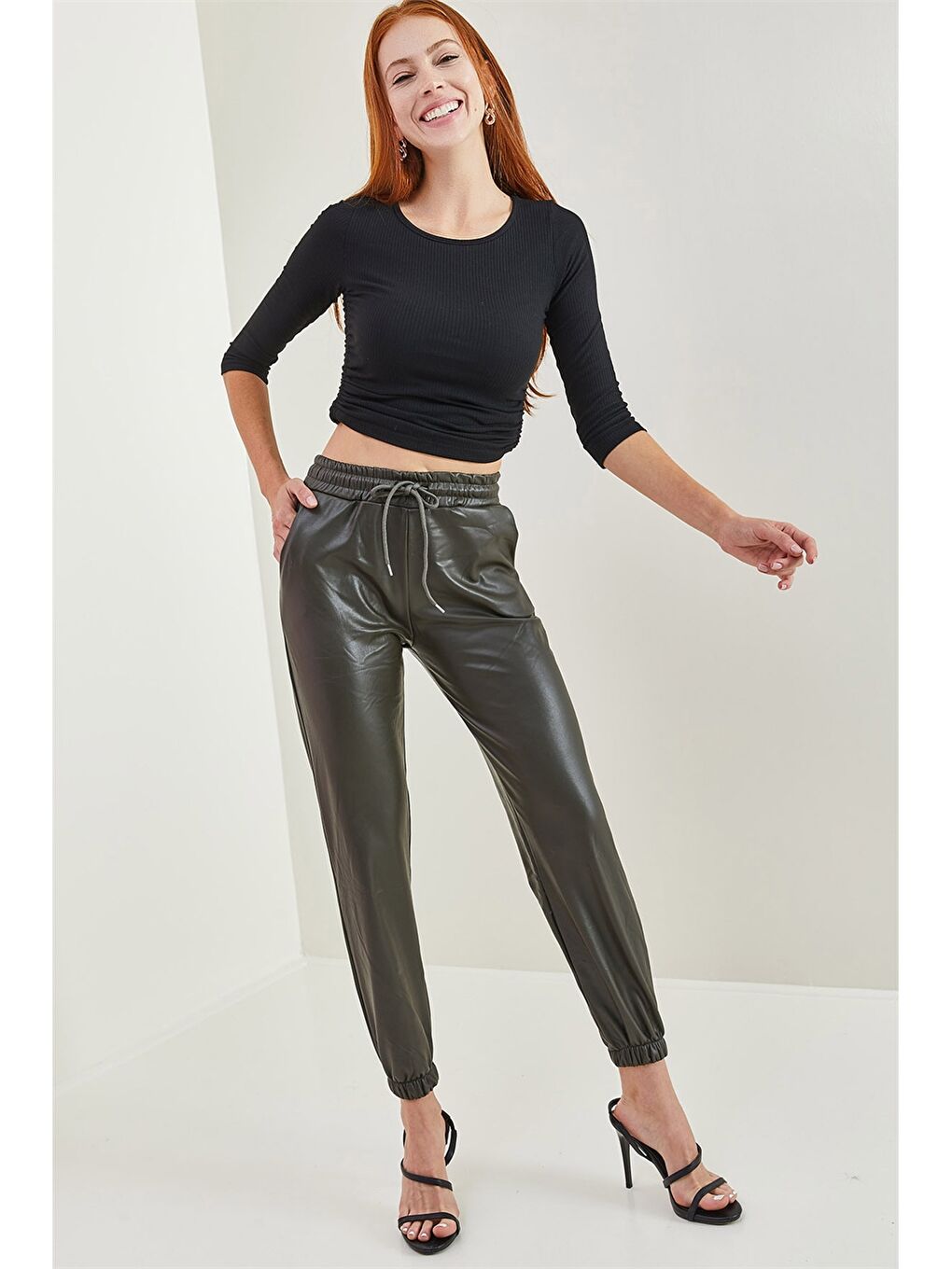 Haki Standart Fit Düz Deri Görünümlü Kadın Jogger Pantolon