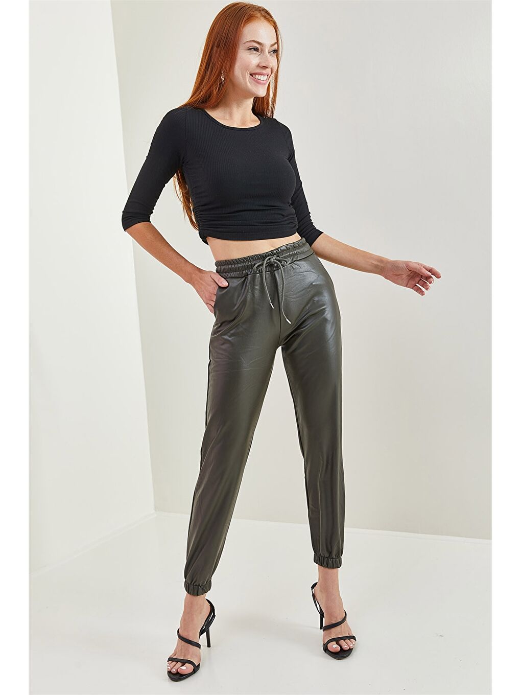 Haki Standart Fit Düz Deri Görünümlü Kadın Jogger Pantolon-1