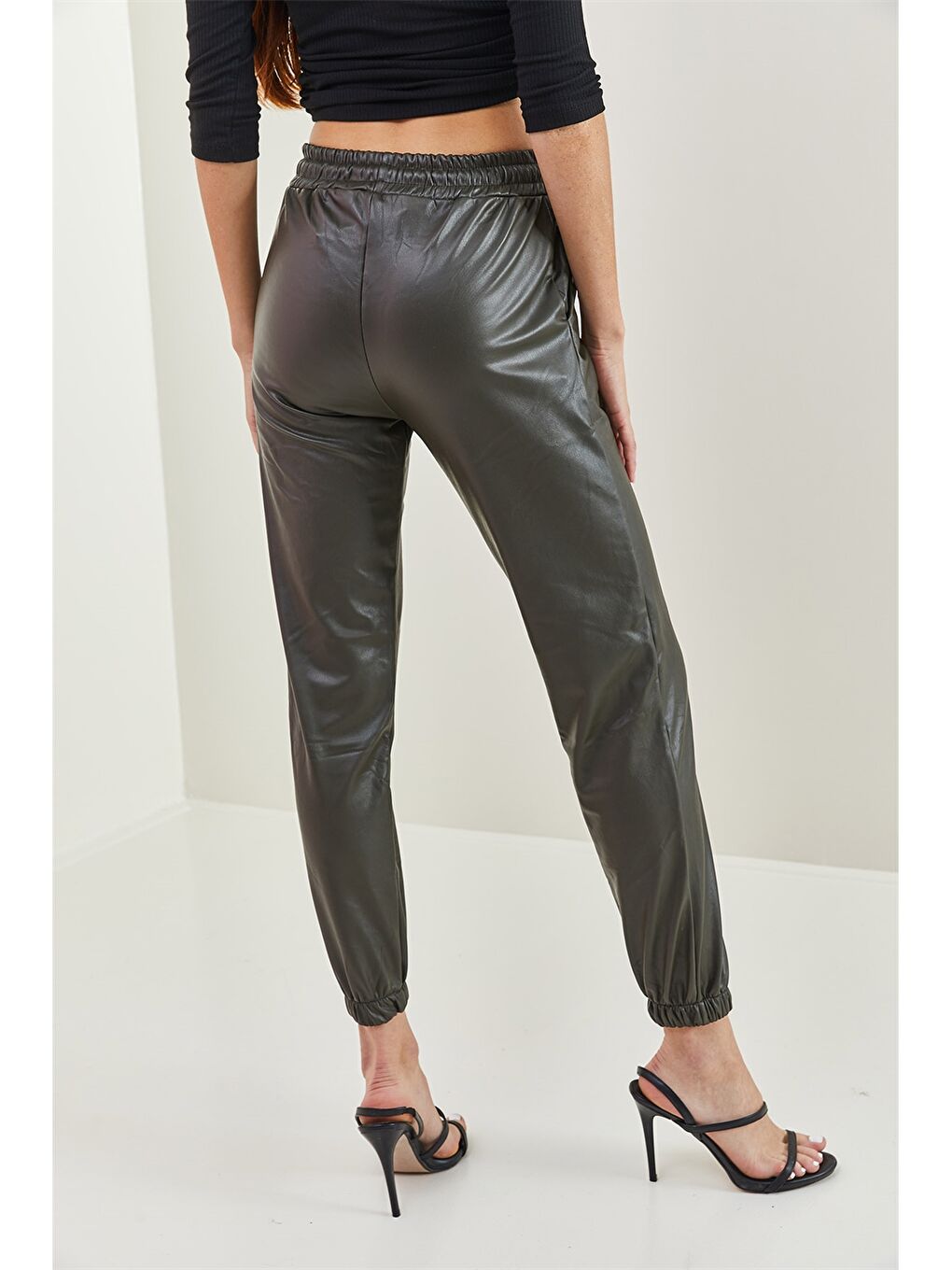 Haki Standart Fit Düz Deri Görünümlü Kadın Jogger Pantolon-2